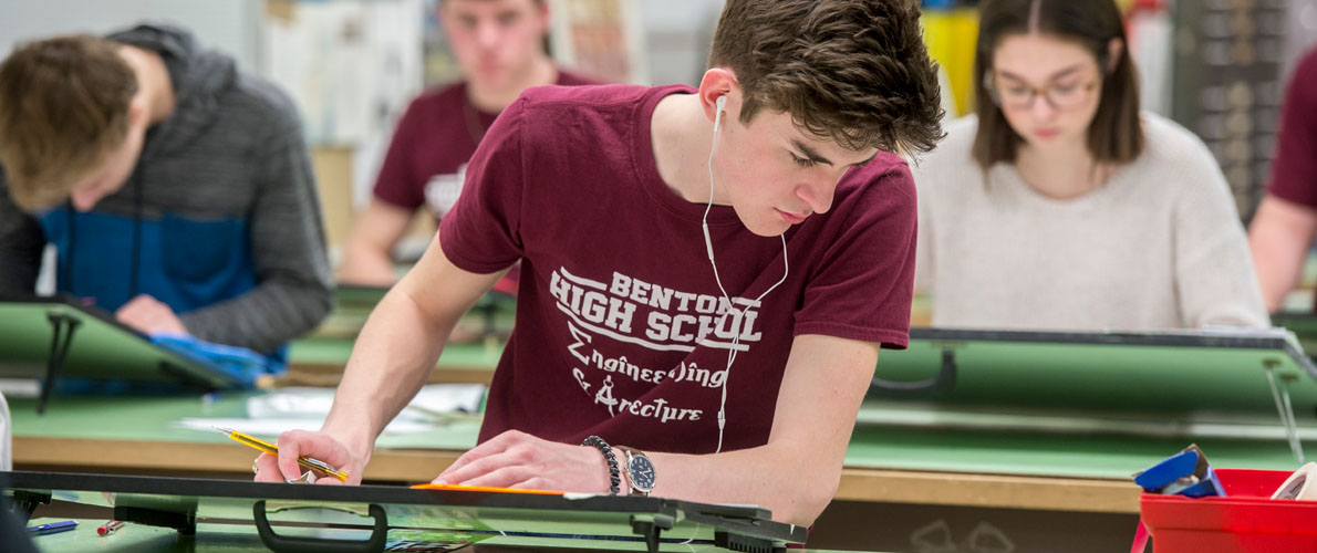 SIU Architecture Student works on Campus