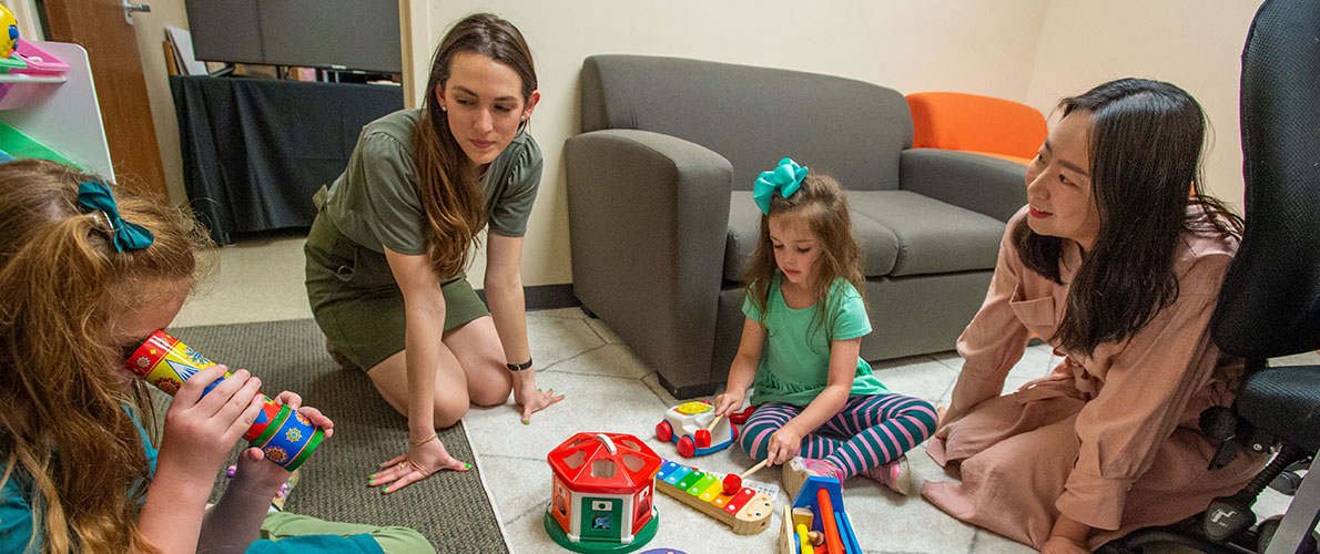 SIU Psychology Students work with Children