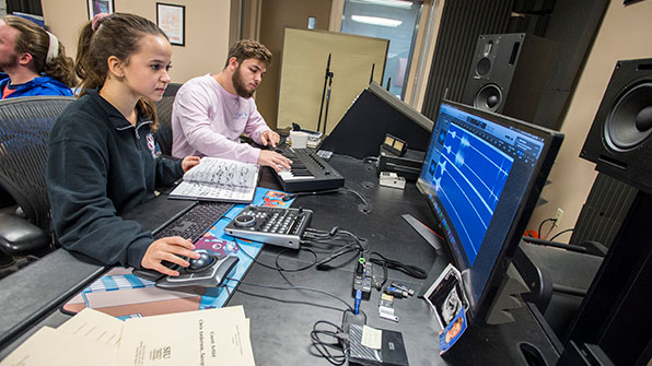 SIU Composition and Theory Students work in computer lab