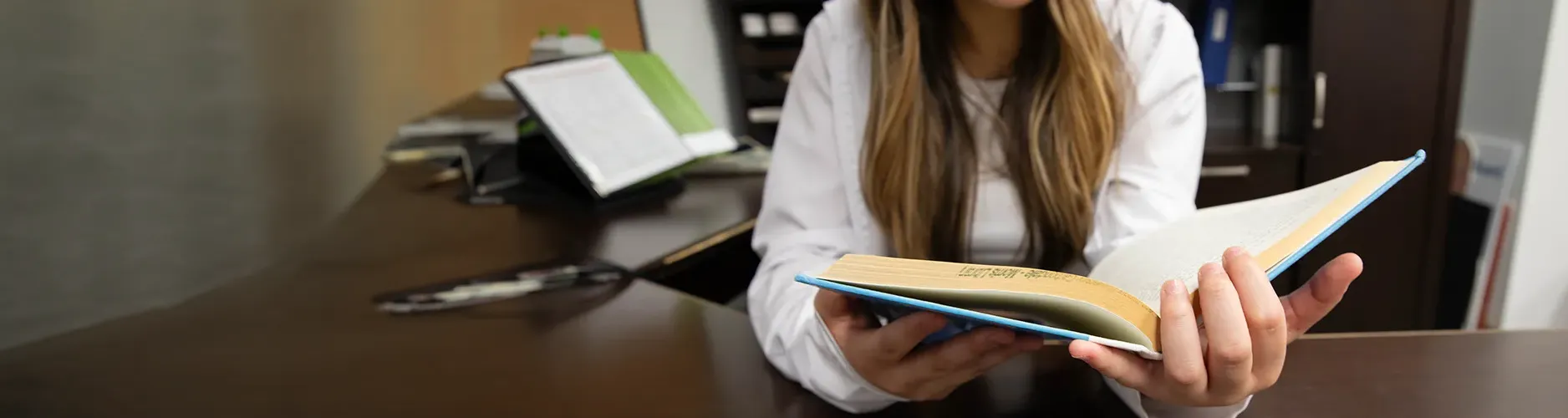 SIU student reading a book.