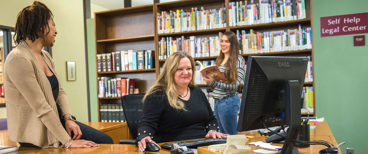 students at legal help desk